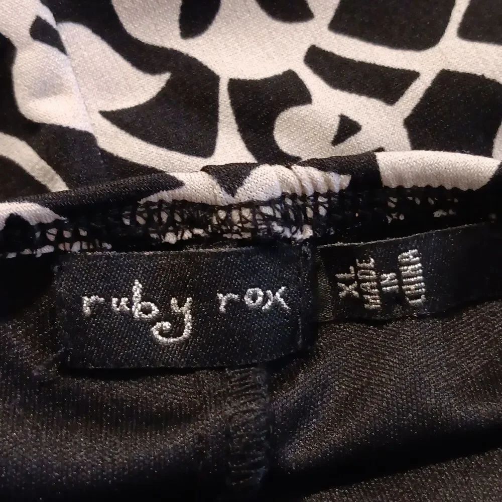 NWT Ruby Rox Monochrome Floral Pattern Dress - Picture 9 of 12